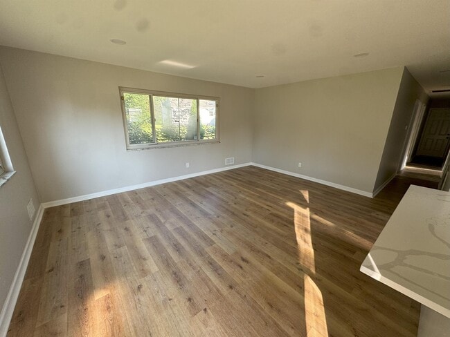 Building Photo - 1154 W 37th St