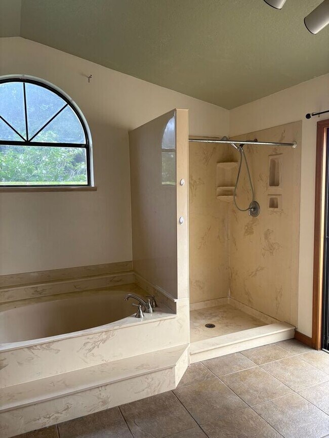 Building Photo - Kissimmee home with a lake view