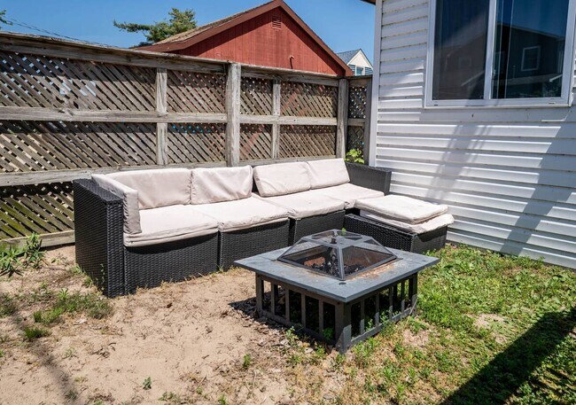 Building Photo - 1017 S Shore Dr