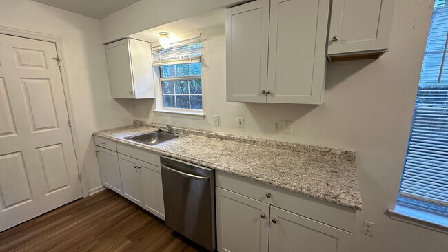 Building Photo - Recently Updated 3/2 Newer Kitchen, Deck &...