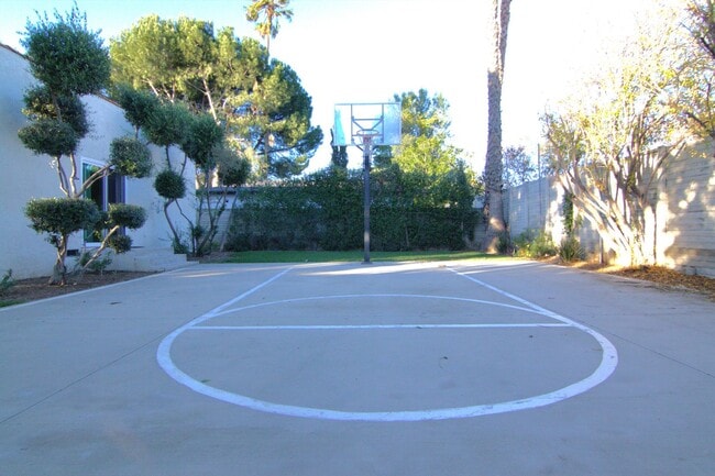 Building Photo - 8806 Haskell Ave