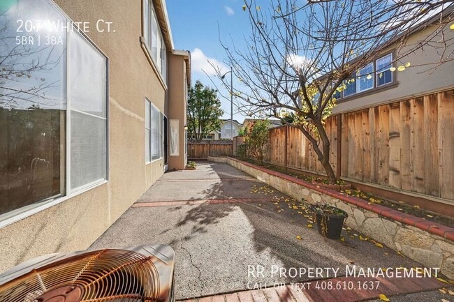 Building Photo - 207 White Ct