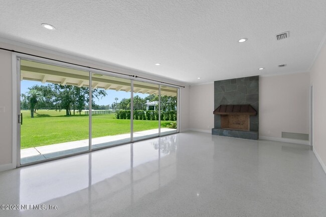 Building Photo - 221 Pablo Rd