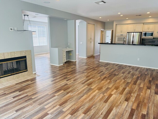 Building Photo - Stunning Two-Story Home in Sterling Hills Fairways