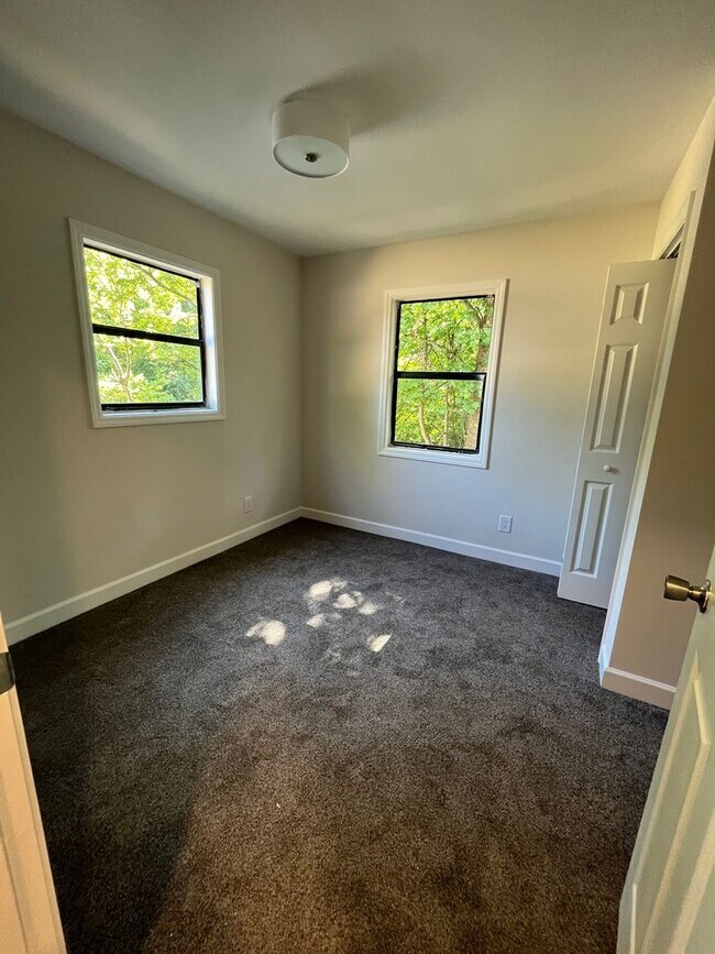 Building Photo - Private Wooded Views - Move-In Ready!