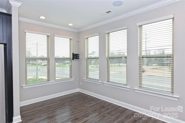 Building Photo - 2635 Statesville Ave