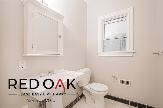 Building Photo - 109 S Sycamore Ave