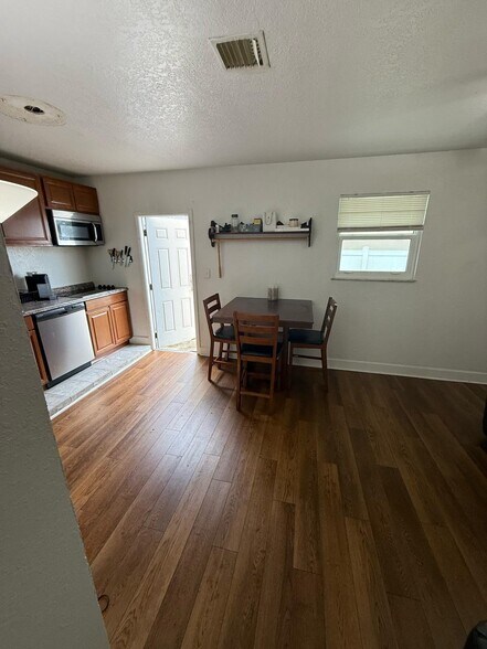 dining/ kitchen - 670 NW Treemont Ave