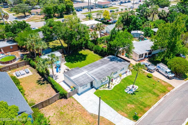 Building Photo - 1717 Sunset Dr