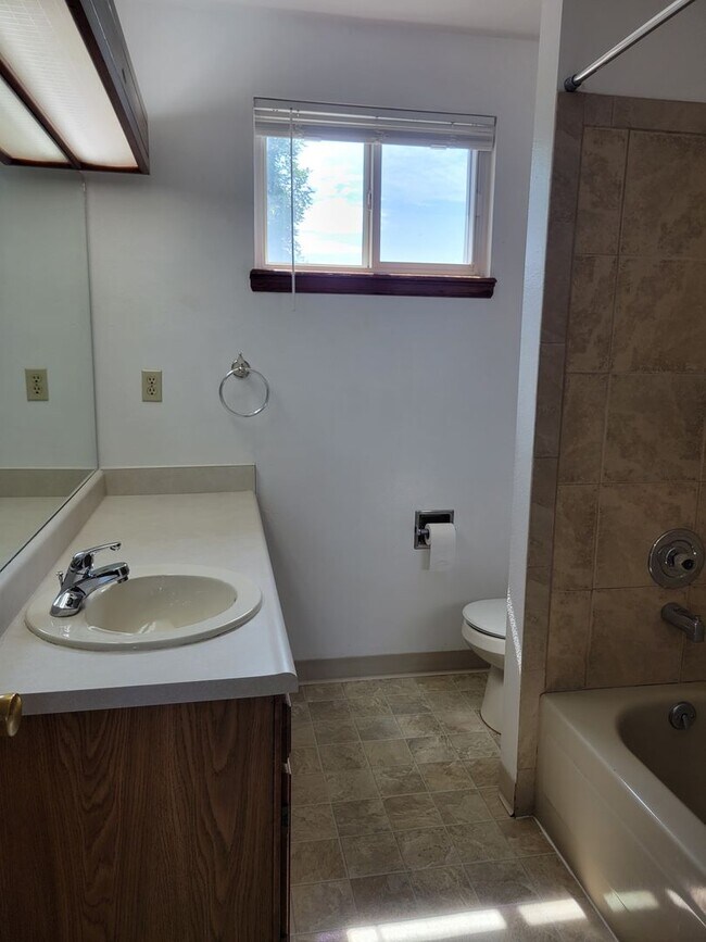 Building Photo - 4 Bed, 2.75 Bath with A/C! - MileStone Rea...