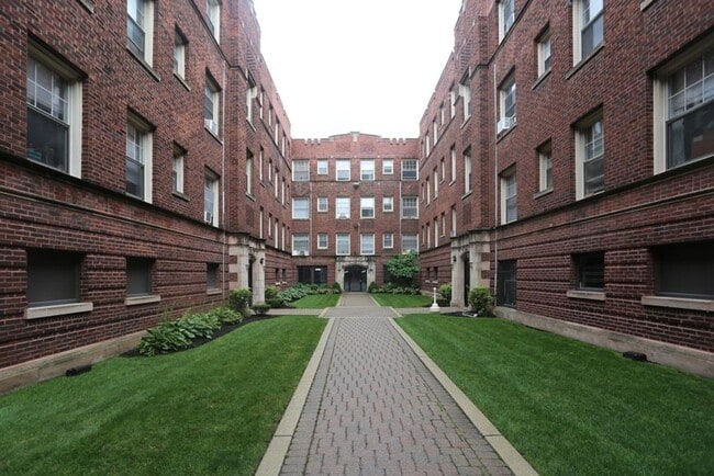 Building Photo - 3263 W Wrightwood Ave