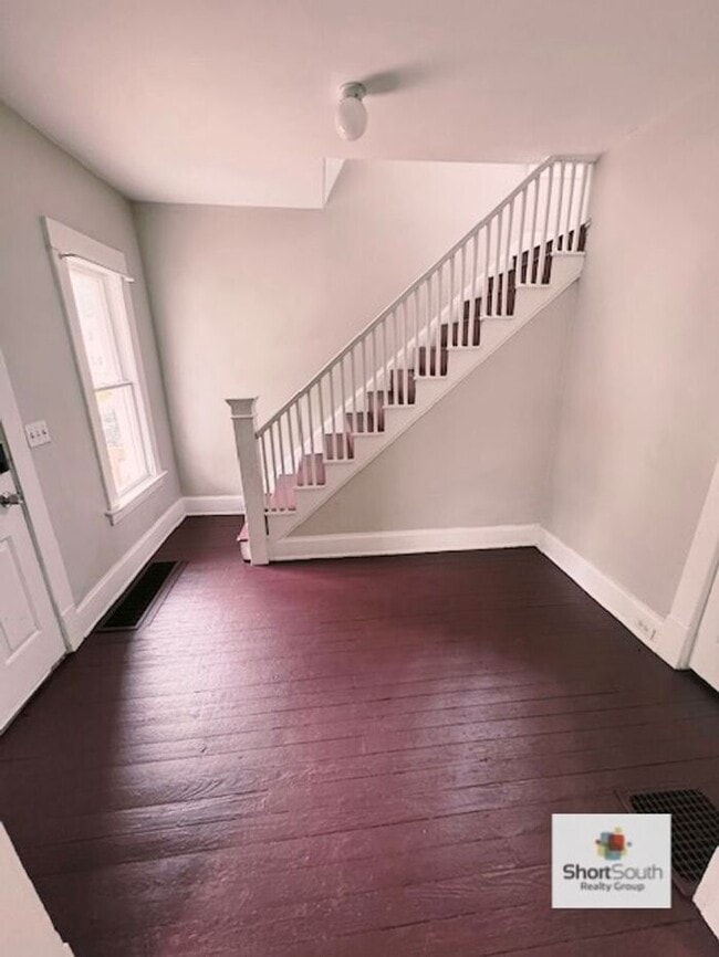 Building Photo - Recently updated 3 bed 1 bath Single Famil...