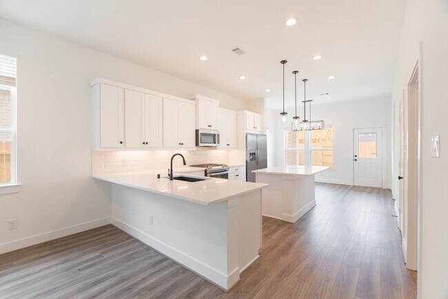 Building Photo - 10726 Pine Pink