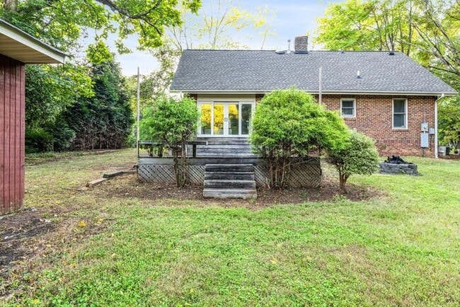 Building Photo - Large Brick Two Story Home, Hardwoods, Sep...