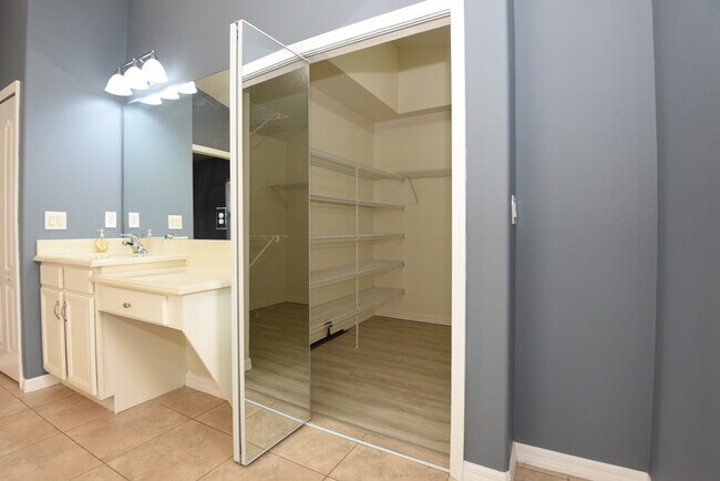 Building Photo - 11 Manderley Ln