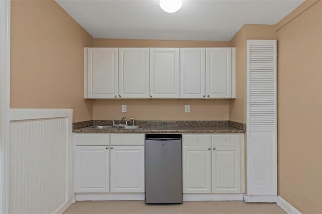 Building Photo - 4622 W El Prado Blvd