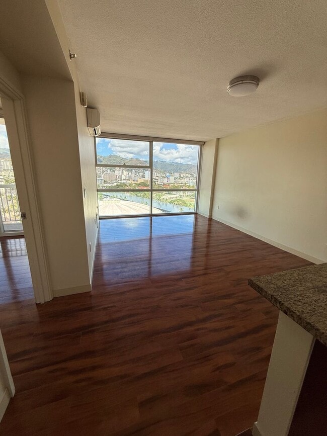 Building Photo - Great Location! 1/1/1 with beautiful mount...