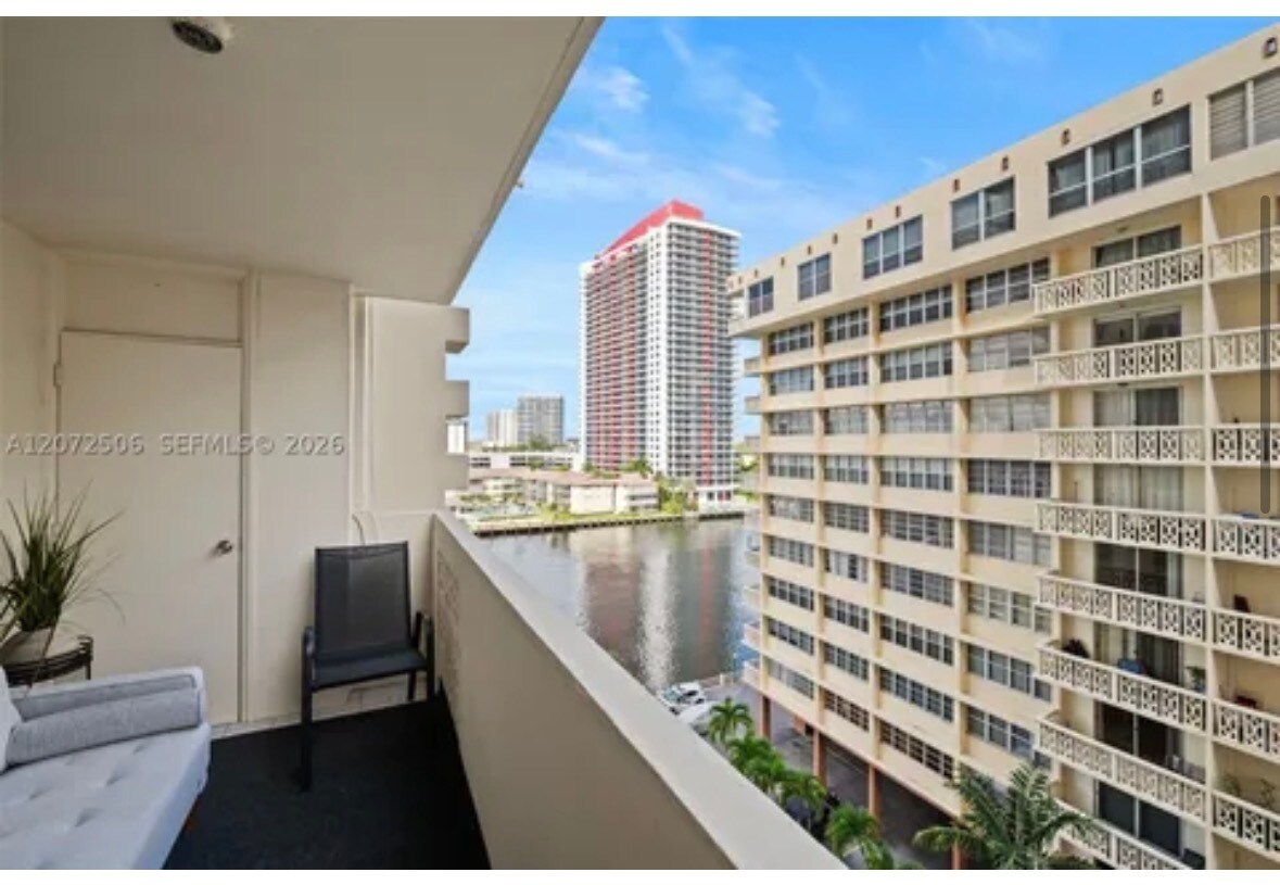 Building Photo - 1833 S Ocean Dr