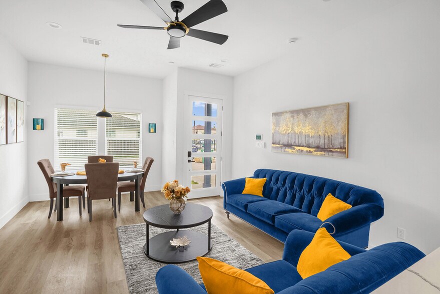 Living Room - 4321 McKinley St