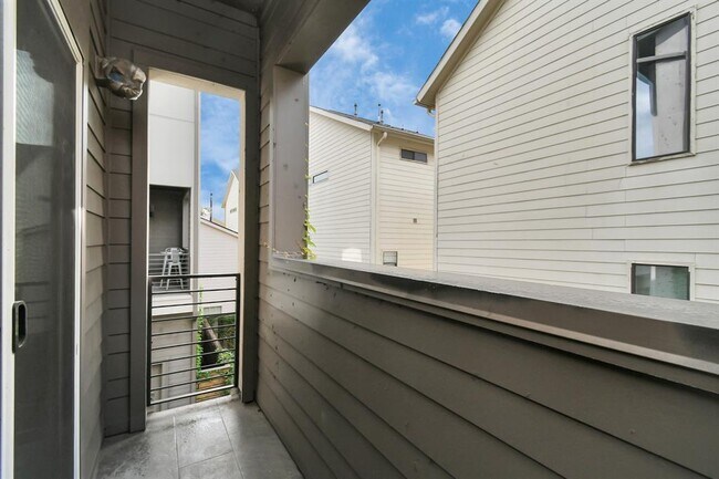 Building Photo - 4311 Marina St