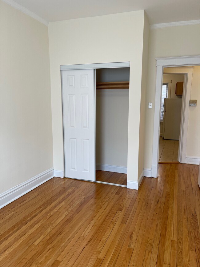 Building Photo - 6970 N Sheridan Rd