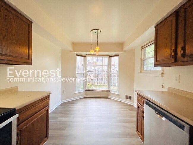 Building Photo - 3 Bed/2.5 Bath Townhome with Fenced Yard / Available Soon!