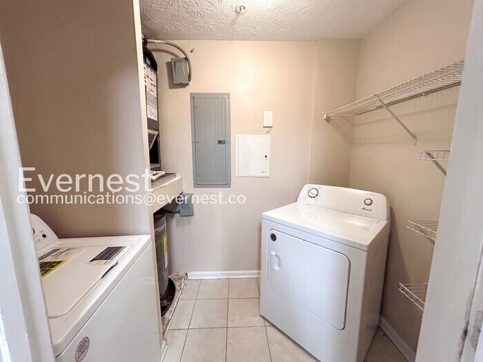 Building Photo - 7101 Fairington Ridge Cir