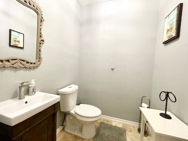 Downstairs half-bath - 11519 Brae Hill