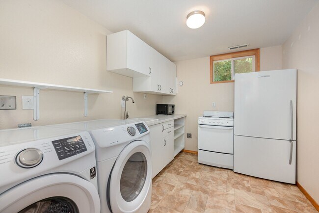 Building Photo - 5 Bed 3 Bath home In Bellevue Available Now