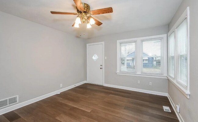 Living Room - 3701 Viking Ave