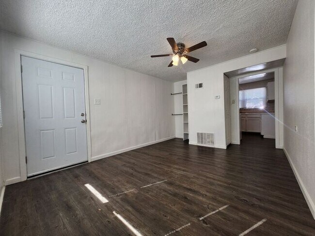 Building Photo - Cozy 2-Bedroom Home – Bright, Updated & Re...