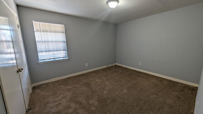 Building Photo - 837 Graymont Ave W