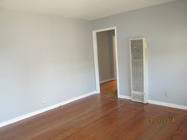 Building Photo - Lovely and Cozy 1 Bedroom Unit with a Garage!
