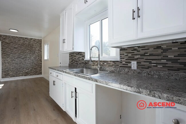 Building Photo - Charming 4 Bedroom Home!