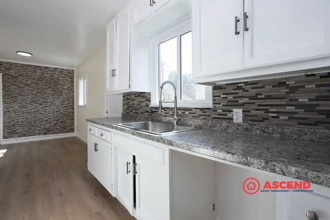 Building Photo - Spacious 5-Bedroom Home + Back Unit Included | 3 Baths | Bakersfield Living