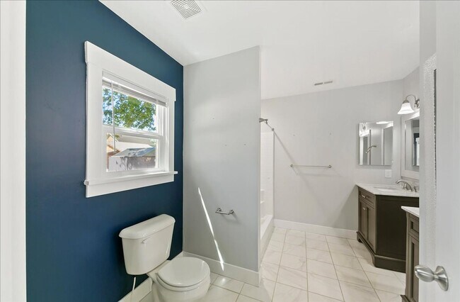 Building Photo - Bright, Spacious Home in Prime Southeast B...