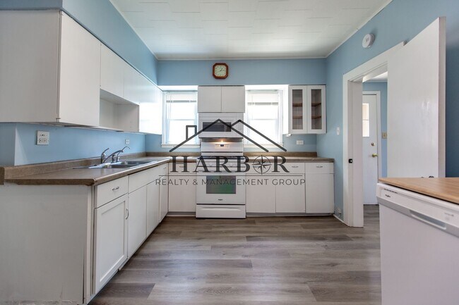 Building Photo - Large 3 Bedroom Apartment!