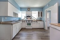 Building Photo - Large 3 Bedroom Apartment!