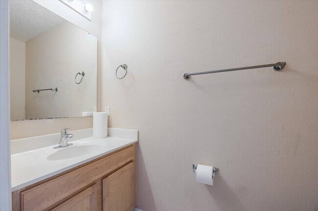 Building Photo - 163 Jocelyn Dr