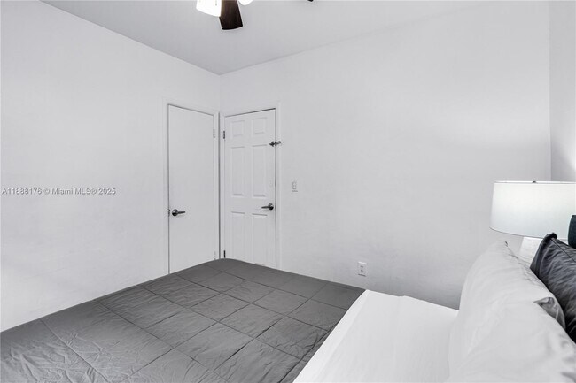 Building Photo - 977 SW 10th St