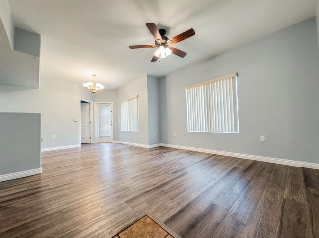 Building Photo - 2b2b Condo