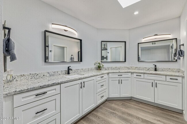 Building Photo - 26241 S Lakemont Dr