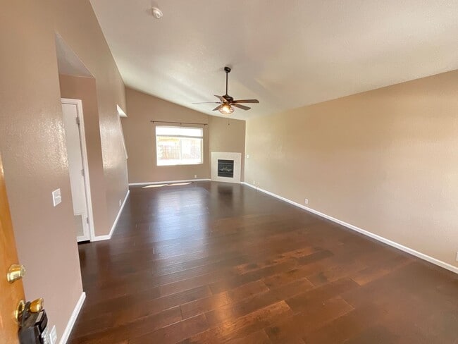 Building Photo - 4 Bedroom Home Available Near N Powers Bl ...