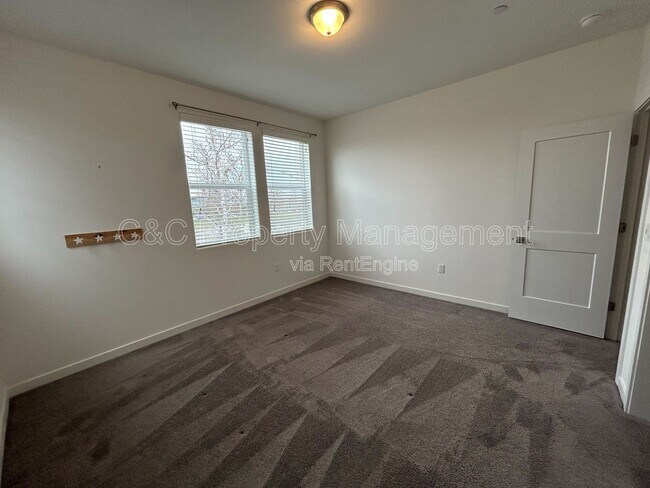 Building Photo - 711 Robert Ave