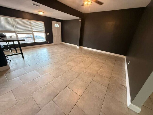 Building Photo - Updated 4/2 Ready for Immediate Move-In