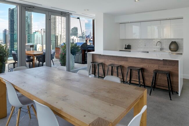 Building Photo - 148 1st St