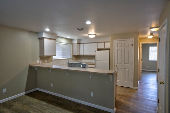 Building Photo - 1725 SW Forest Ridge Ave