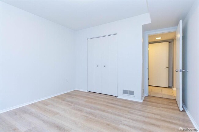 Building Photo - 7580 Thornwood St