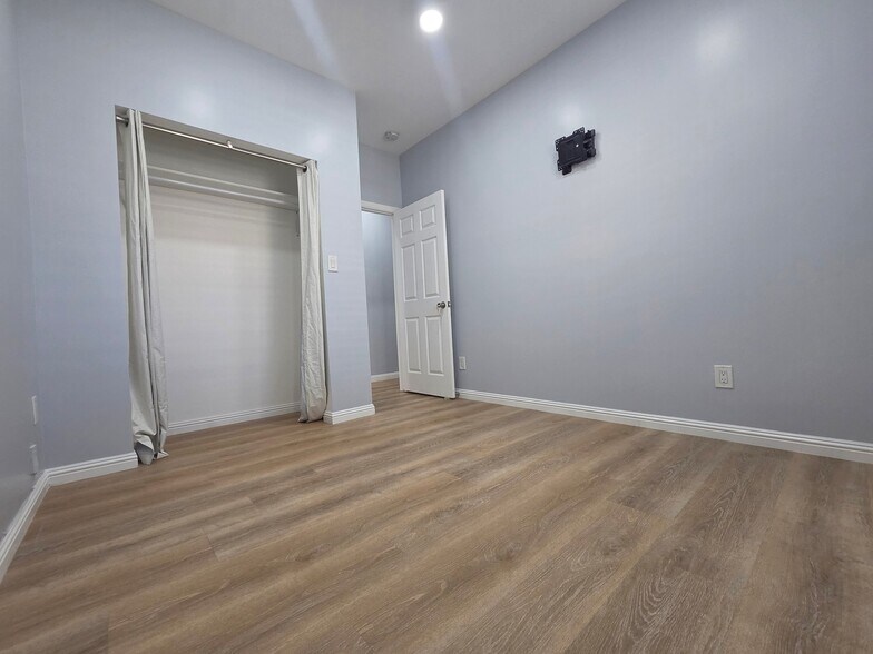 Building Photo - 1715 W 64th St