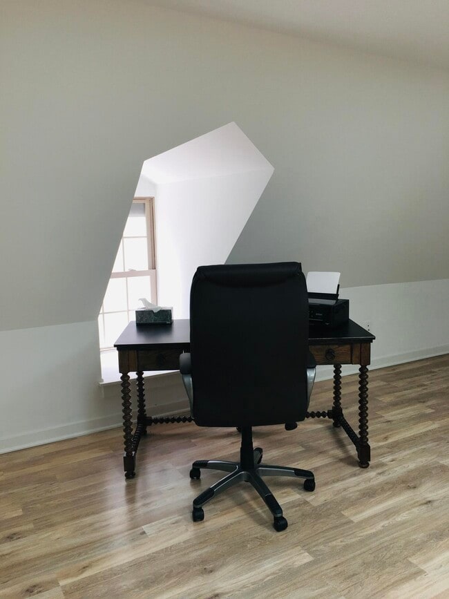 Building Photo - 330 S Main St